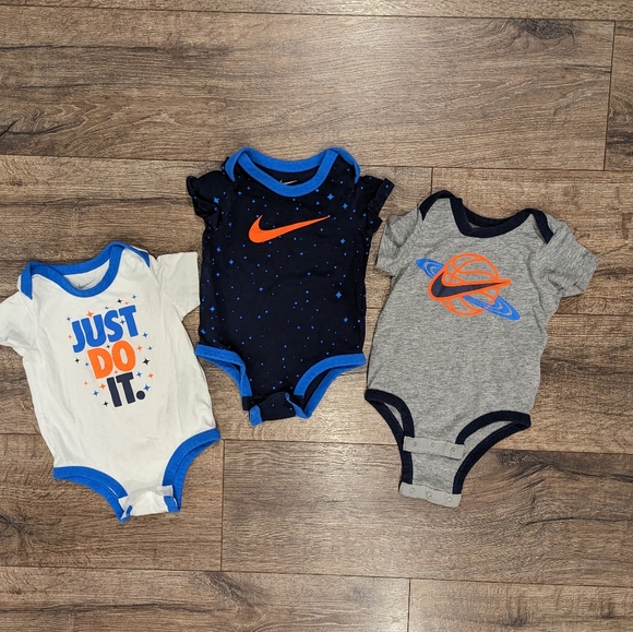 *SOLD* Nike 9 Month Baby Boy Short Sleeve Bodysuit Onesie Bundle Infant 3 Pieces - Picture 1 of 3